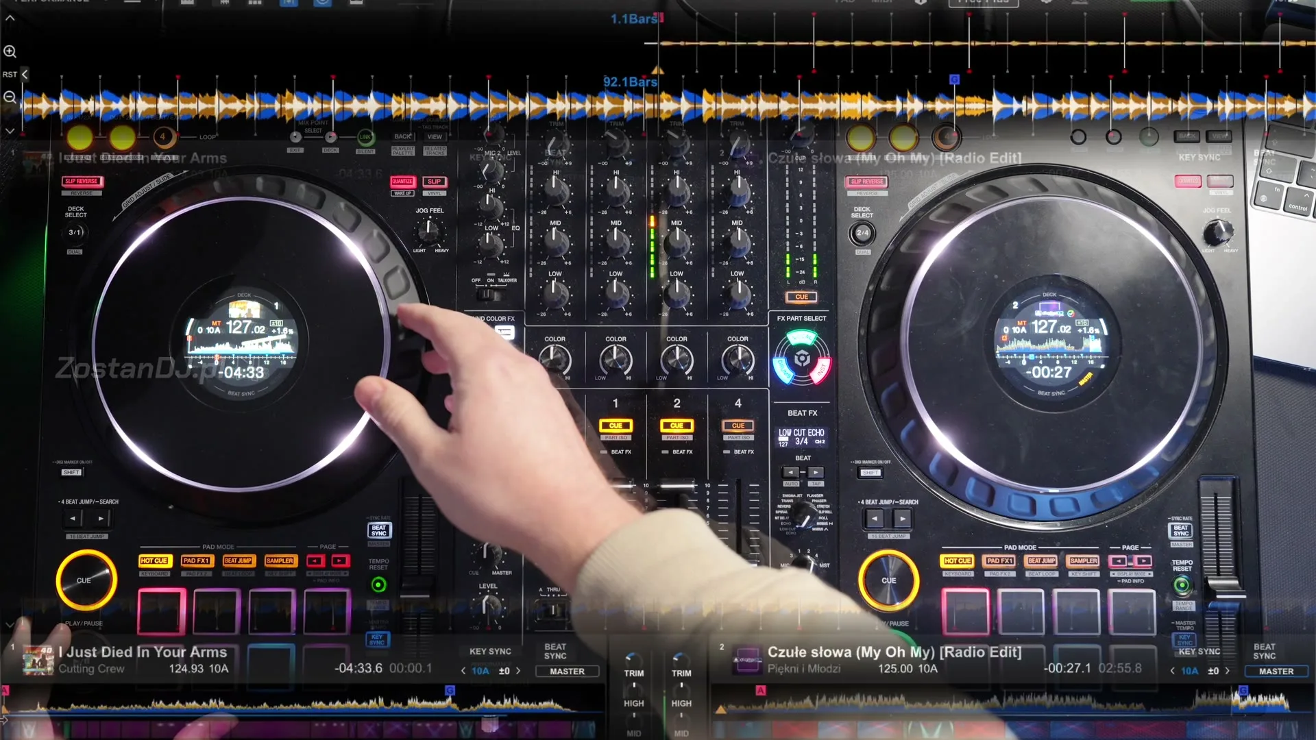 Kurs DDJ-FLX10 – set open format: praca kołem jog, widok z góry z waveformami